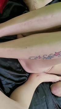 Sexy trans děvky zblízka honění nohou