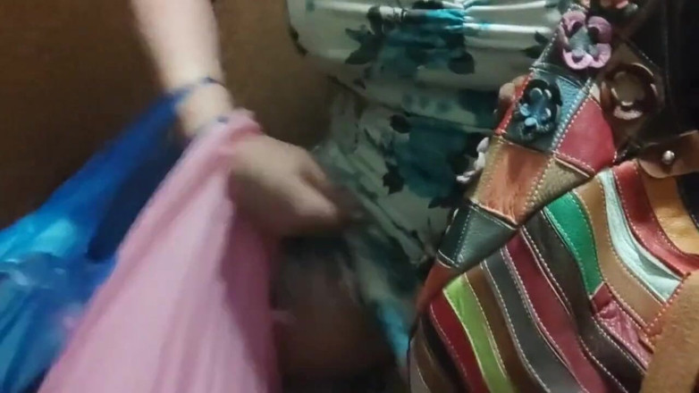 Putarankahotmilf: Đi tiểu trên băng ghế trong công viên và trên...