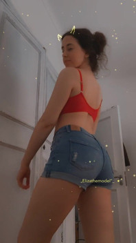 Schiere roter bh mit engen kleinen jeansshorts