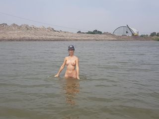 Sweet Buttocks: Meisje baadt naakt in de rivier en masturbeert op de...