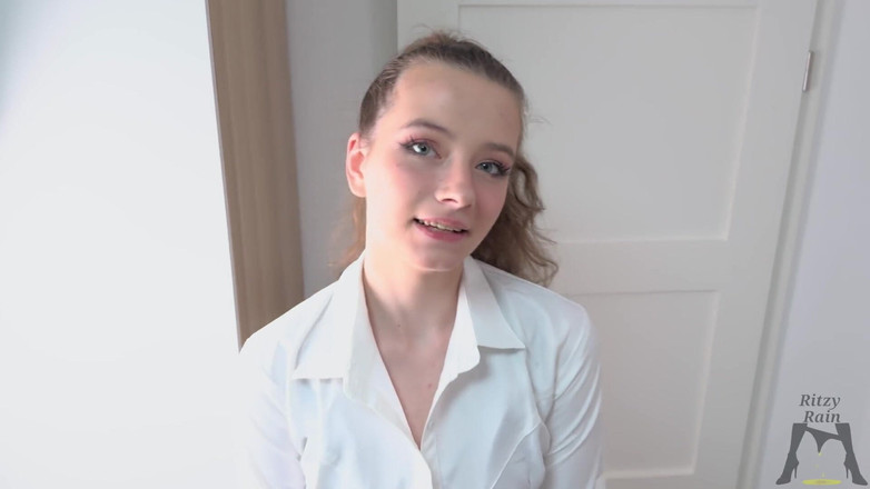 Ritzy Rain: Secretaria Ritzy castigada por su jefe, mamada con garganta profunda...