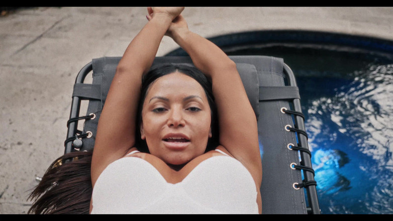 BrandySalazar: Cachonda latina junto a la piscina plug anal play hasta...