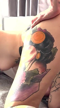Gagică tatuată distrusă de pula mare a vecinei ei!