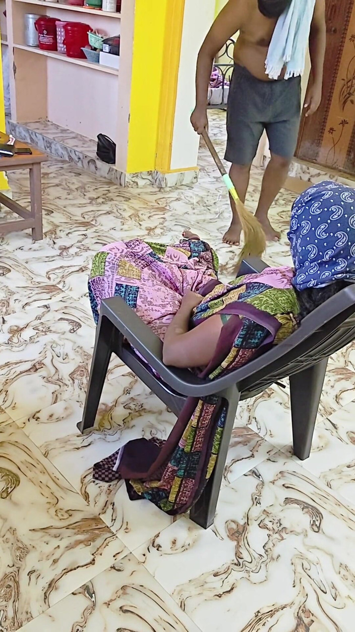 Thesana: Masajul picioarelor unui servitor bărbat supus