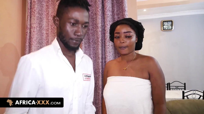 Africa-XXX: Seks threesome sama kurir seks