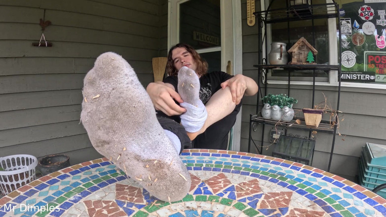 Mr Dimples: 我炫耀我肮脏的袜子和脚