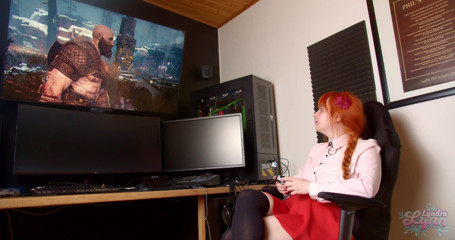 Lyndra Lynn: Horny gamer girl