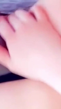 Instalatorul meu lesbian 44F m-a udat urmărind munca ei, așa că am făcut videoclipuri cu mine futându-mi pizda strâmtă și jucându-mă cu țâțele mele mari