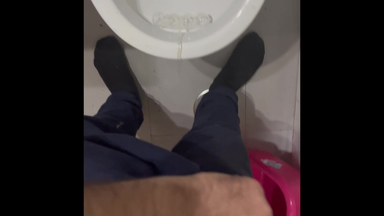 The newhere: Piss Outdoors și alte compilații