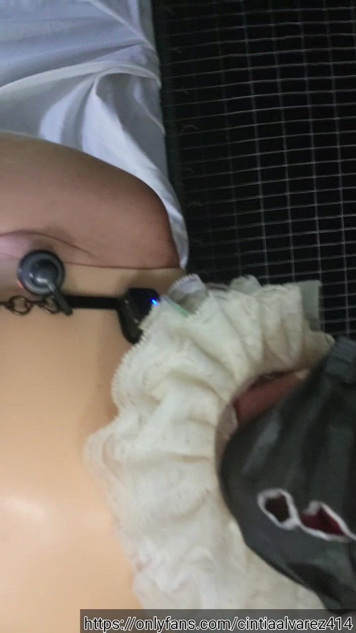 Benito414: 美しいシーメールの尻が巨大な太いペニスディルドで強く