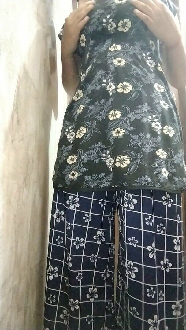 Riyathakur: Sexy tetička se svlékla a viděla její sexy postavu indickou...