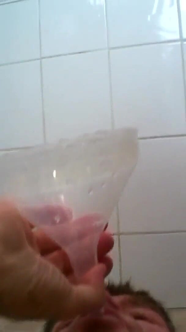 Femdom Austria: Gouden douche voor slavin