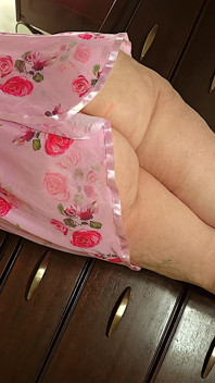 Jouis et regarde-moi m’exhiber et exhiber mon gros cul et ma grosse chatte en culotte