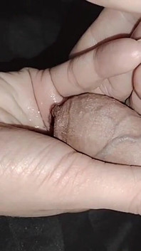La mano bella e gentile della mia sorellastra mi aiuta a venire, il suo piccolo palmo è coperto di sperma!