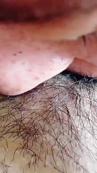 POV: Mijn man verkent mijn harige poesje, likt en kust totdat hij me tot een heerlijk echt orgasme brengt