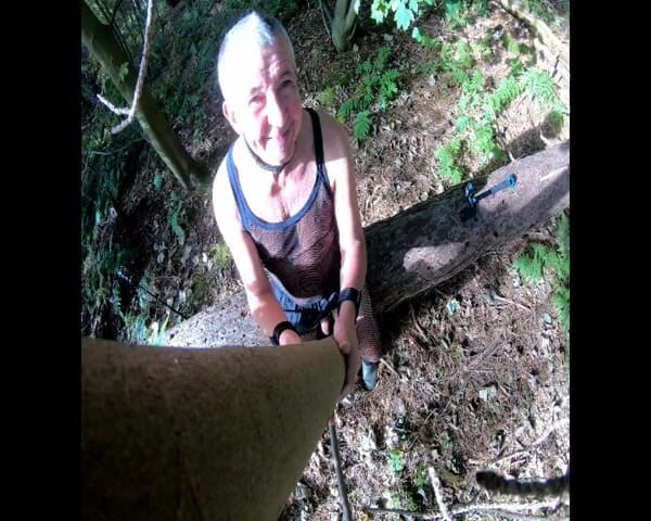 Andy: Jugar con juguete en traje de mariquita