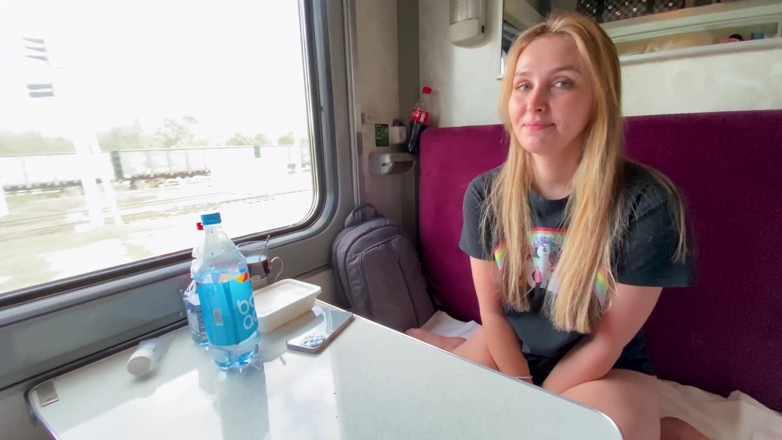Alina Rai: Concittadini di viaggiatori in treno... -Tu hai un marito? Sì! Oh...