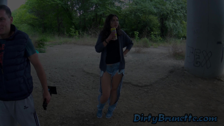Dirty Brunette: Soția curvă suge două pule sub un pod într-un sex oral...