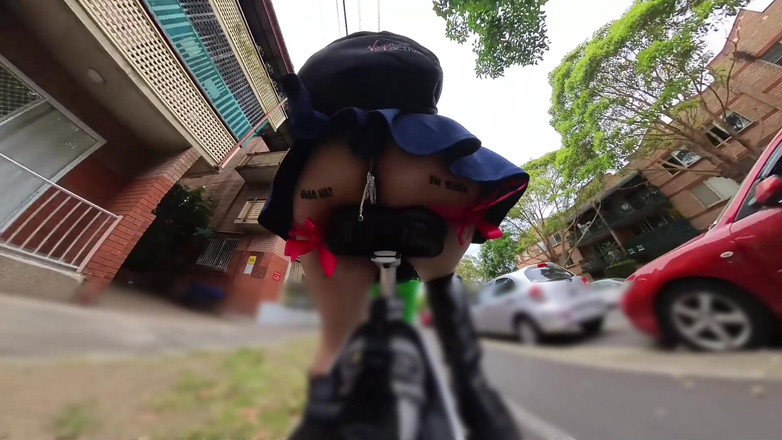 Asiansissypublic: Une exhibitionniste marche et chevauche avec un plug anal, des...