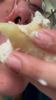 Gergasi Membuat Arepas Dan Makan Mereka Di Hadapan Kawan Kecilnya