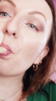 Asmr și prim-planuri: Giantess Devour fetiș - Mâncând mașini de ciocolată. Bretele. (Arya Grander)