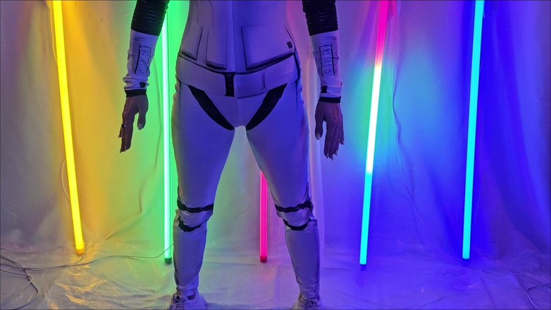 Flexble Hanna: Robot kız mastürbasyon yapıyor ve taşakla fışkırtıyor