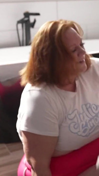 İri güzel kadın Julie Ginger büyük zenci yarağıyla oral seks yapıyor