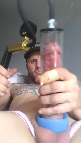 Sexy Daniel: Une pompe à pénis fonctionne