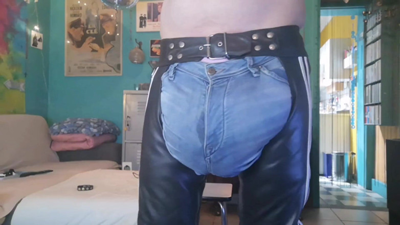 Monster_Meat_: Striptease - show completo, punheta nua
