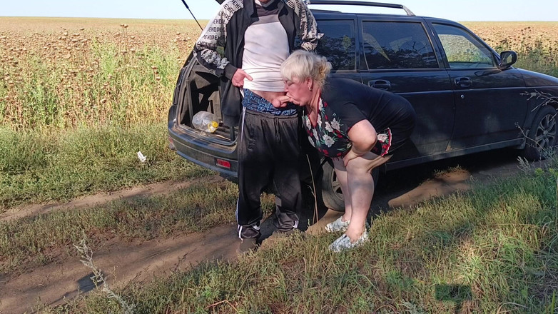 Zona901: 오줌을 싸고 오럴하는 동안 내 자지를 잡고 있는 이웃