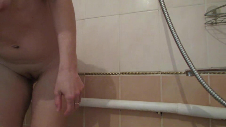 Sweet beauty: La signora in bagno si rade la figa pelosa e...