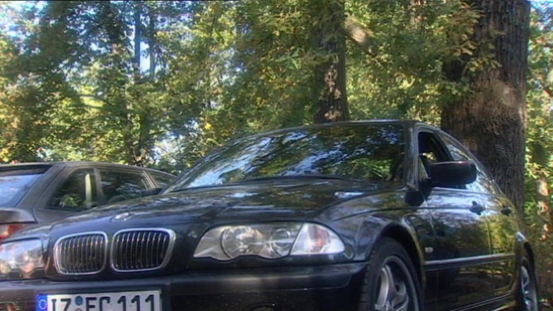 Erotic Planet X: Bionda Heartbreaker Seduce Stalloni in Una Scopata Selvaggia Sul Divano