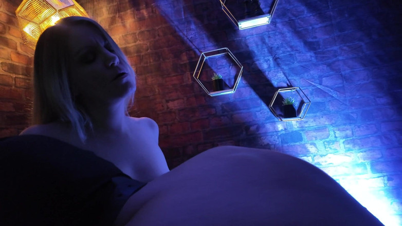 Domina Dark: Lui la lecca e tutti i suoi buchi puliscono