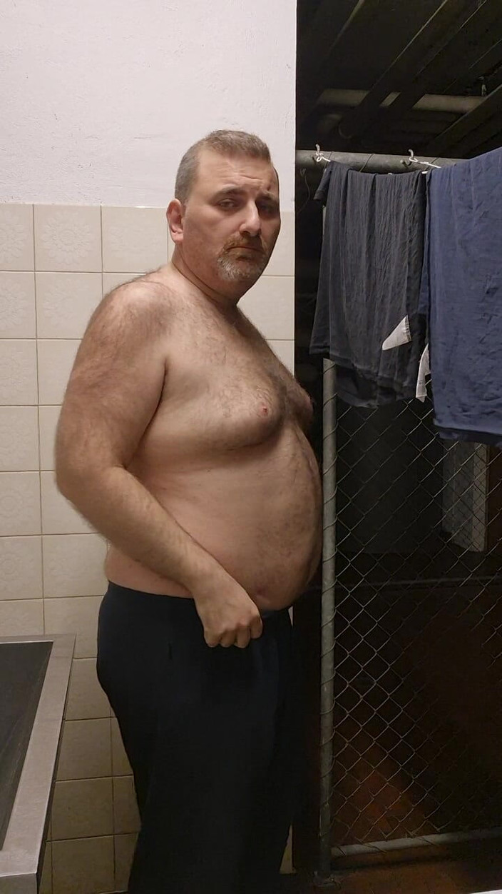 ChubbyDaddyBearLuka: कपड़े धोने के कमरे में मोटे और बालों वाले भालू स्ट्रिप्स