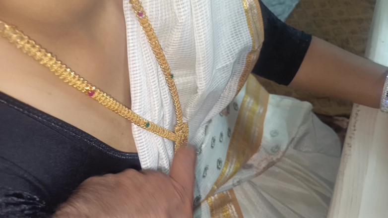 Inba: Married Women Office Romance with Malayala Saree