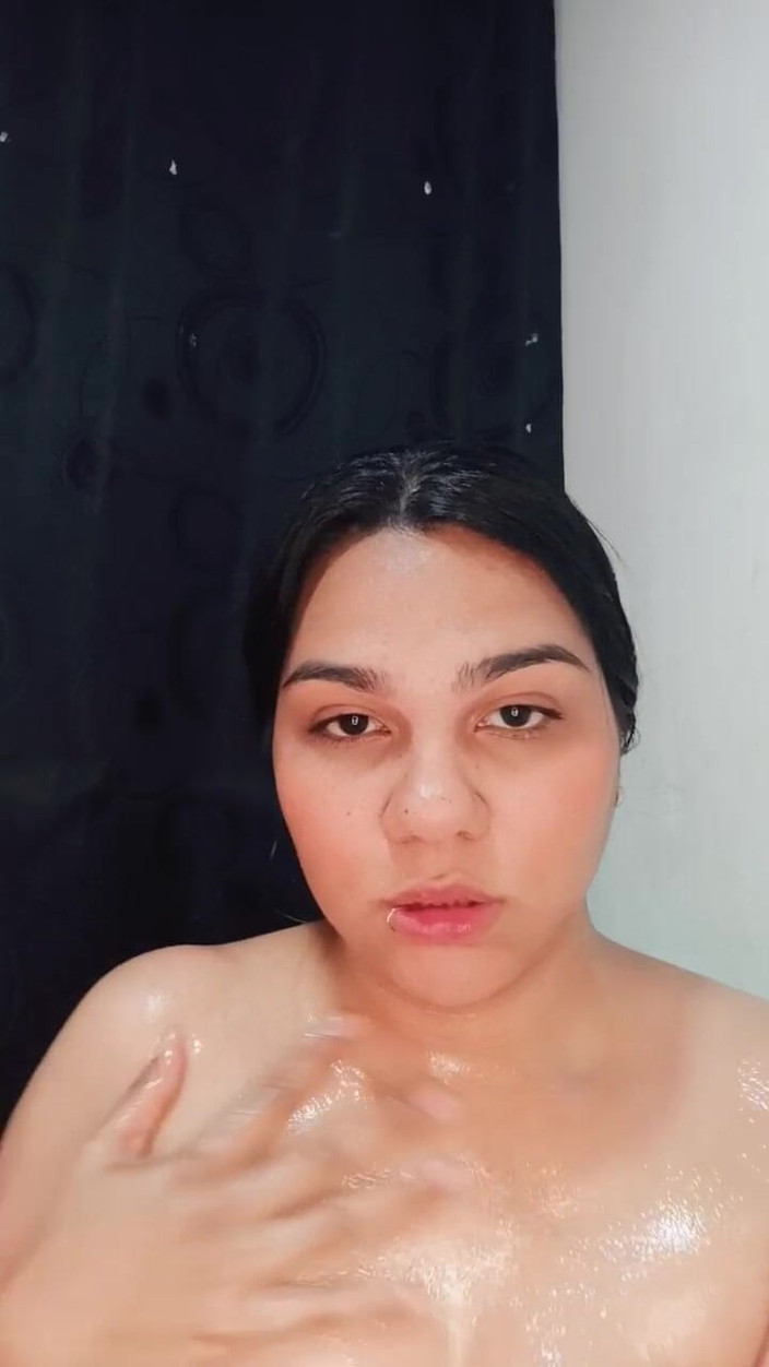 Morenita Latina: Brunette sensual mendapat minyak di sekujur tubuhnya