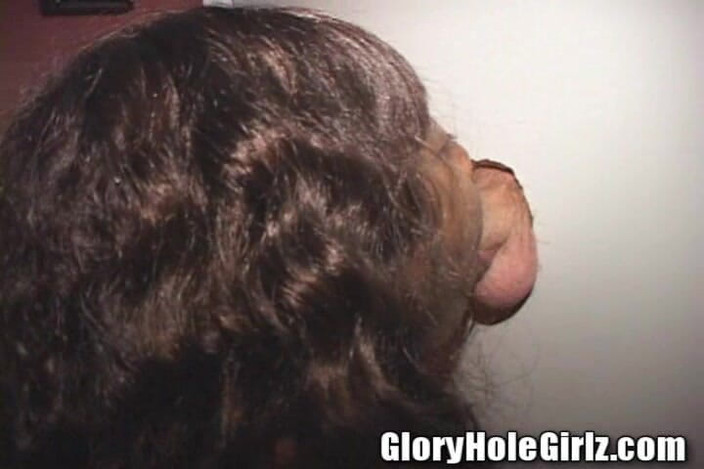 Glory Hole Girlz: Une salope noire avec de beaux seins suce des bites éclaboussée...