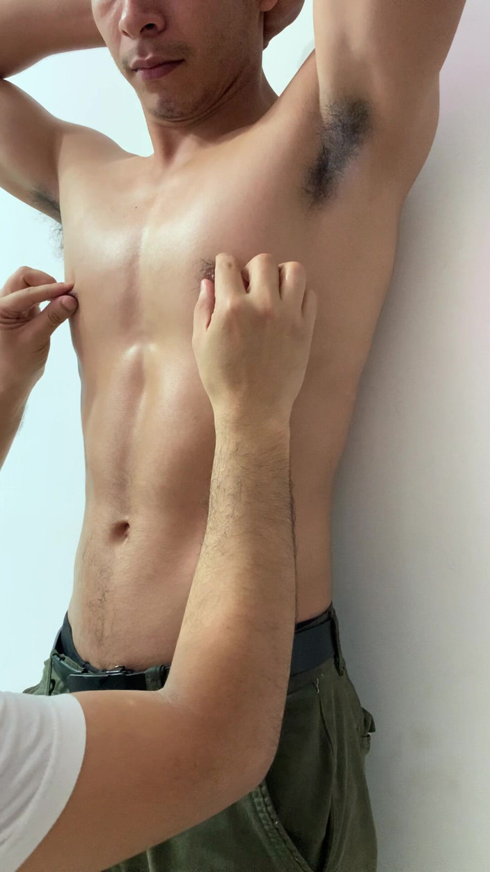 Bare skin man: Contre Le Mur