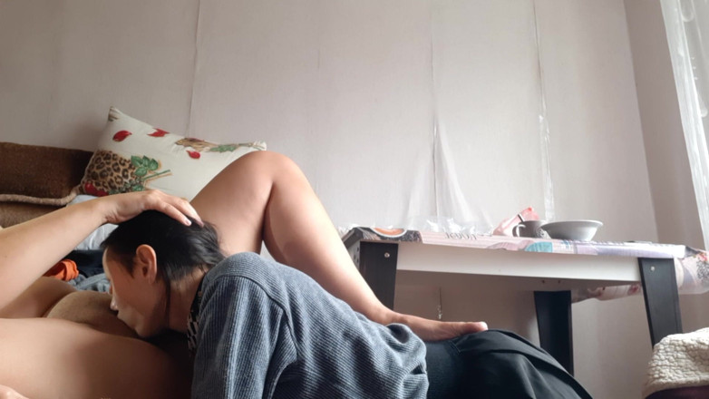 Lesbian-illusion: Ich gebe meiner freundin eine kopfmassage, während sie meine muschi...