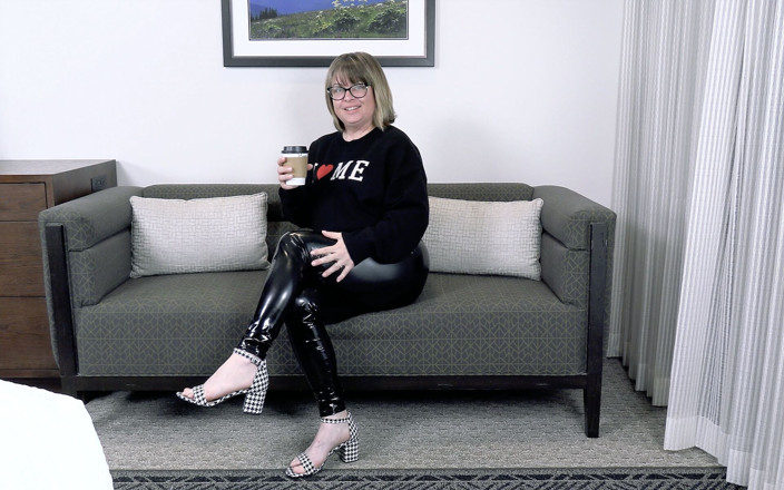 Cindy Cincinnati: Sexy MILF Sucks Dick in Latex Leggings and Gets Slapped
