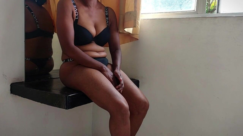 JANAKI: Desi Tamil amator doggystyle jebanie sprawia, że tryska z Dildo_ Uncut...