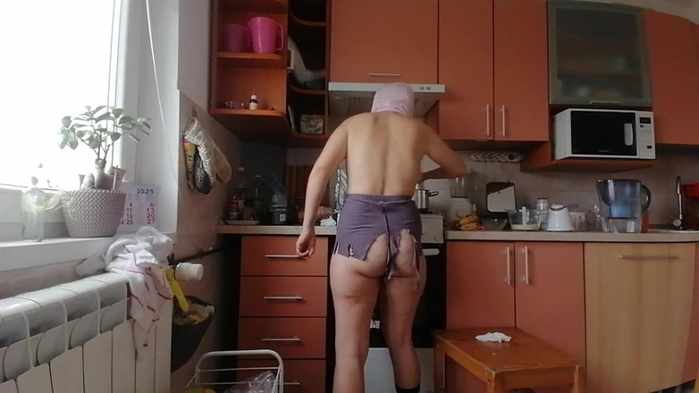 Amateur_MS: Amateur Wife Prepares Food Naked in the Kitchen