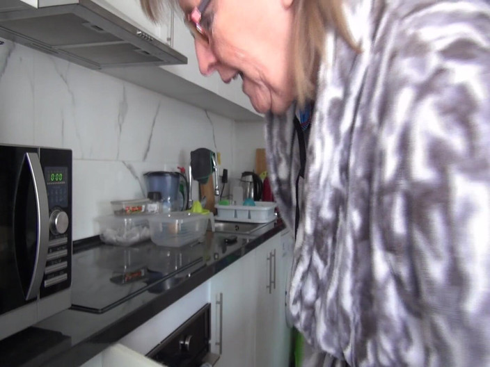 Abby Roberts: Incredibile nonna sexy 63 in cucina