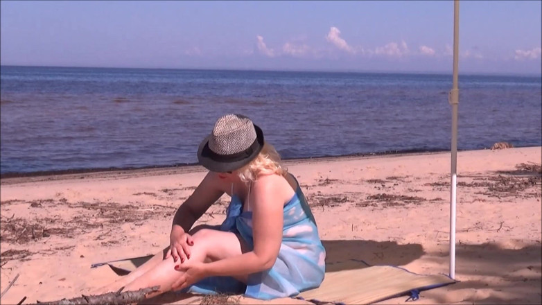 Lady Rose pee pee: Golden Rain 61-pee in Beach.