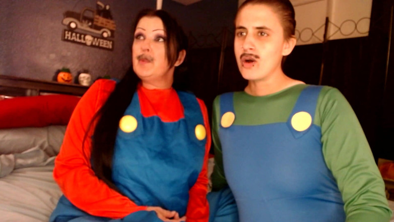 Abby Anna: Baci lesbici cosplay di halloween