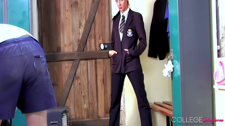 College Uniform: Séance photo bts avec Victoria James