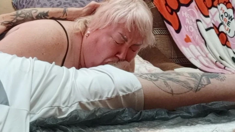 Zona901: la fidanzata si sditalina e fa un pompino con sperma...