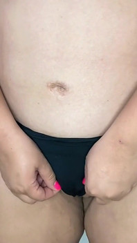 Madrastra con enorme culo redondo muestra sus curvas