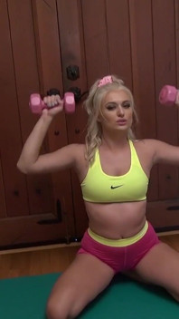 Natalia Starr mengusahakan peluh!