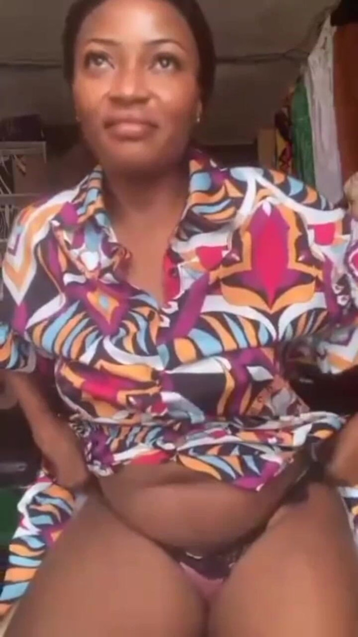 Me and my new slut: 淫荡妈妈在她的商店里自慰，公共掌握糖妈妈